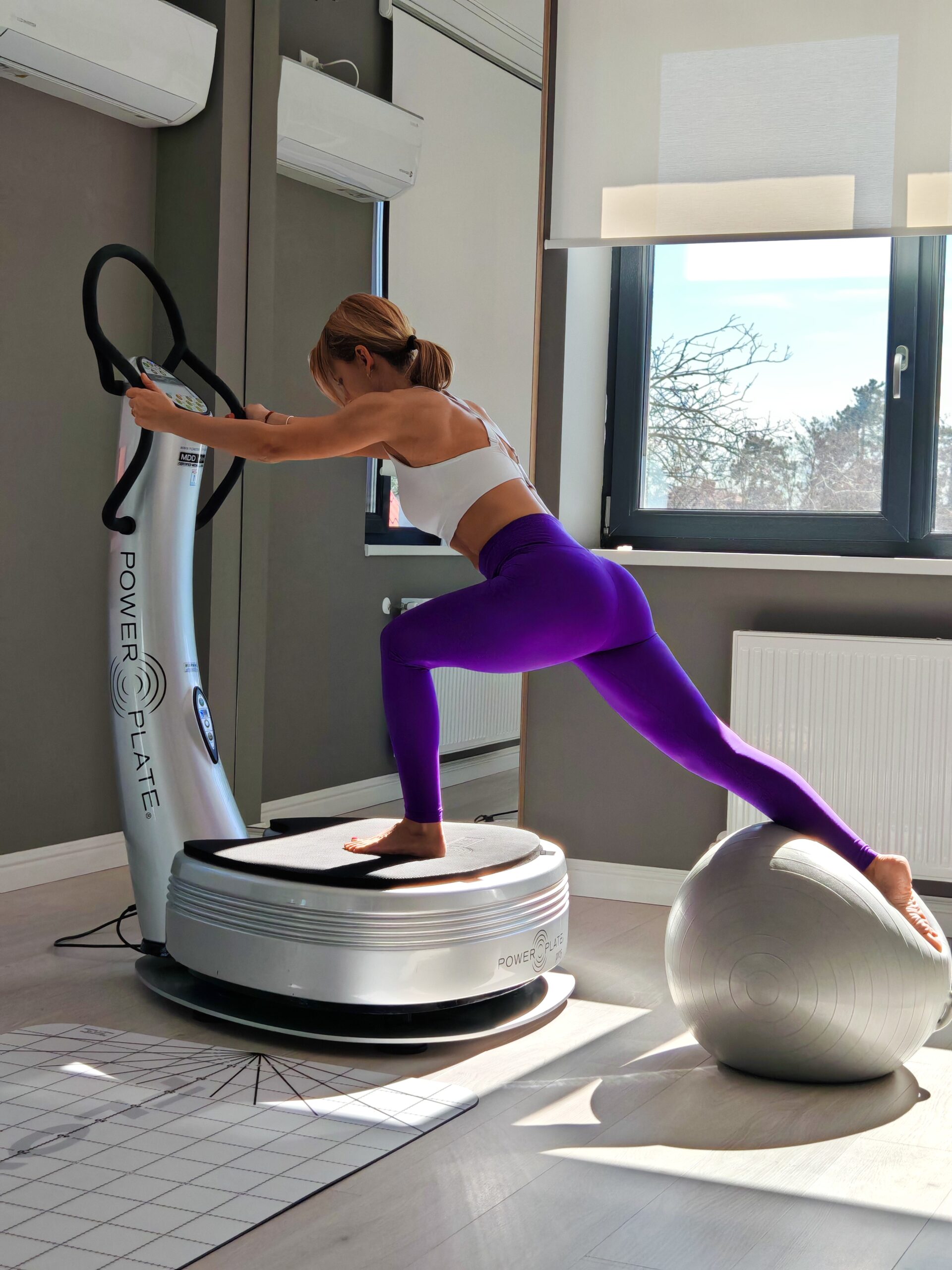 femeie care executa miscari pe Power Plate mobilitate flexibilitate celulita